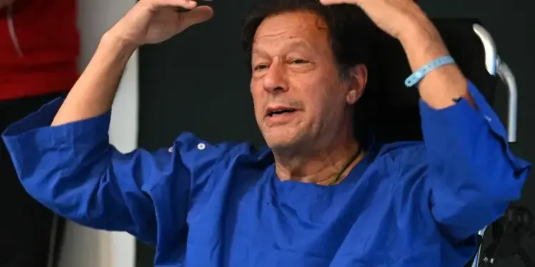 طبيبه ينتظره في مستشفى وهو يُفحص في آخر.. ماذا جرى لعمران خان؟