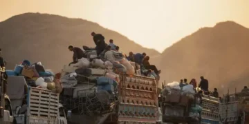 استمرار التهجير القسري للأفغان من إيران وباكستان... طرد 635 ألف لاجئ أفغاني خلال العام الجاري