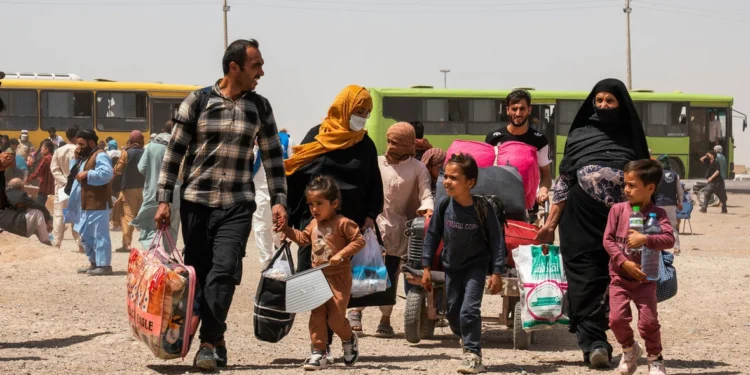 انهيار الاقتصاد الإيراني يجبر آلاف الأفغان على العودة إلى بلدٍ فرّوا منه