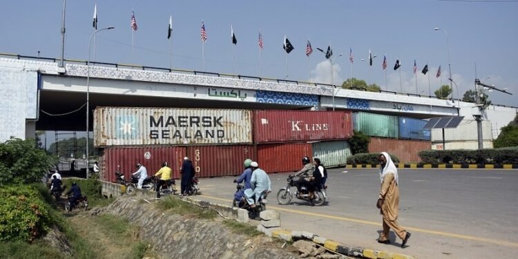 حاويات تغلق طريق إسلام آباد قبل احتجاجات «الإنصاف»… ونجل عمران خان يحذّر من التجمع قرب سجنه