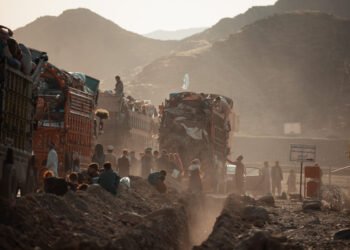 الأفغان في باكستان بين الاحتجاز والعودة.. رحلة تنتهي عند أزمة جديدة