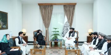 متقي وديكارلو يبحثان التعاون بين أفغانستان والأمم المتحدة وعملية الدوحة