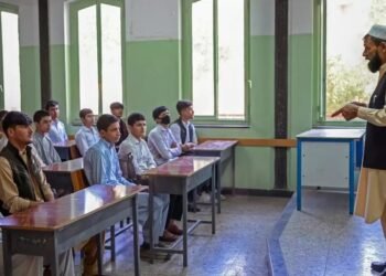 عودة اللاجئين تضغط على مدارس أفغانستان.. اختبار نحو 44 ألف طالب