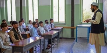 عودة اللاجئين تضغط على مدارس أفغانستان.. اختبار نحو 44 ألف طالب