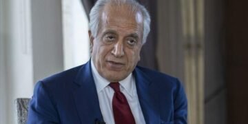 خليلزاد يحذّر من تداعيات الإطاحة بحكومة خيبر بختونخوا: الفوضى قد تعزز نفوذ طالبان باكستان