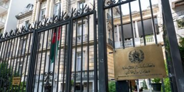 مصدر دبلوماسي: مباحثات فنية بشأن نقل إدارة السفارة الأفغانية في باريس