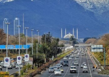 نزيف الكفاءات في باكستان.. آلاف المتعلمين يغادرون البلاد بحثاً عن فرص عمل بالخارج