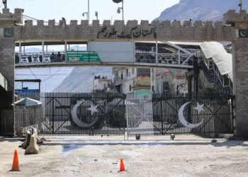 إغلاق المعابر يعصف بالتجارة الأفغانية الباكستانية ويخفضها بنسبة 74%