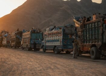 الخوف من الاعتقال يدفع أفغاناً لمغادرة باكستان.. والعائدون يتجاوزون 2.74 مليون