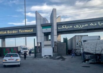 800 شاحنة يومياً.. تشغيل معبر تجاري بين أفغانستان وإيران على مدار الساعة