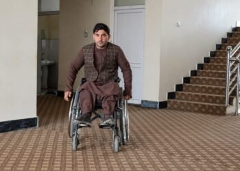 بعد 34 عاماً مع آثار شلل الأطفال.. أفغاني يتطوع لإقناع الأسر بالتطعيم