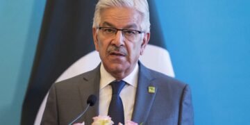 وزير الدفاع الباكستاني يكشف مساعي مسؤولين كبار للهجرة الدائمة إلى الخارج